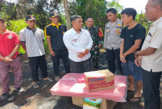 Camat Didampingi TNI-Polri Serahkan Bantuan ke Korban Kebakaran di Desa Bukit Harapan