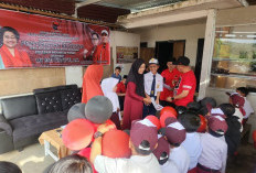 PDI Perjuangan Kepahiang Salurkan PIP, Siswa Penerima Bersukacita