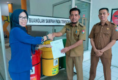 PT Agro Muko Serahkan Bantuan Tong Sampah, Dukung Kebersihan Kota Mukomuko