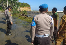 Polisi Turun Cek Air Laut Meluap ke Daratan, Waspadai Pasang Lanjutan Saat Malam Hari 