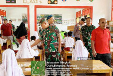 Pelajar di Kecamatan Ketahun Santap Makan Bergizi Program Dapur Masuk Sekolah Kodam II Sriwijaya