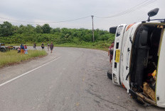 Tabrak 2 Pengendara Motor Hingga Luka-Luka, Truk Hino Roda 6 Terbalik