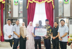 Gubernur Helmi Hasan Serahkan Bantuan Masyarakat Bengkulu Pada Korban Bencana Sumatera