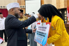 Bentuk Komitmen Pemda, Gubernur Helmi Berikan Bantuan Pendidikan untuk Siswa dan Mahasiswa Asal Enggano