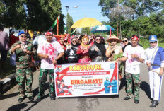 Ribuan Warga Tumpah Ruah di Jalan Ikut Pawai Kemerdekaan di Mukomuko