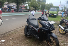 BREAKING NEWS... Laka Lantas Truk vs Sepeda Motor, Staf Kantor Kemenag Bengkulu Utara Dilarikan ke RS