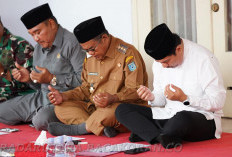 Do'a Untuk Negeri, Bupati Serahkan Honor Imam Masjid dan Pemuka Agama