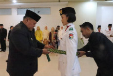 Dikukuhkan Bupati, Paskibra Mukomuko Siap Kibarkan Merah Putih di HUT ke-80 RI