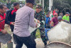 Membaur Bersama Warga, TNI/Polri Gotong Royong Bangun Masjid Al-Muktarim