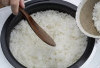 Mau Nasi Di Rice Cooker Dirumah Anda Tetap Lembut Dan Bebas Kerak ! Simak Caranya Berikut